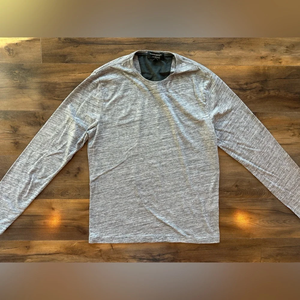 Banana Republic Gray Long Sleeve Moisture-Wicking Tee | Small | Performance Base